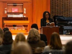 Tracy K 史密斯 reads in Grace Chapel